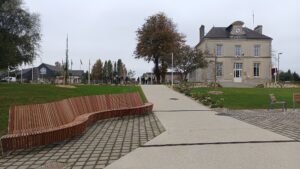 INAUGURATION DE LA PLACE DE LA LIBÉRATION À BÉNOUVILLE